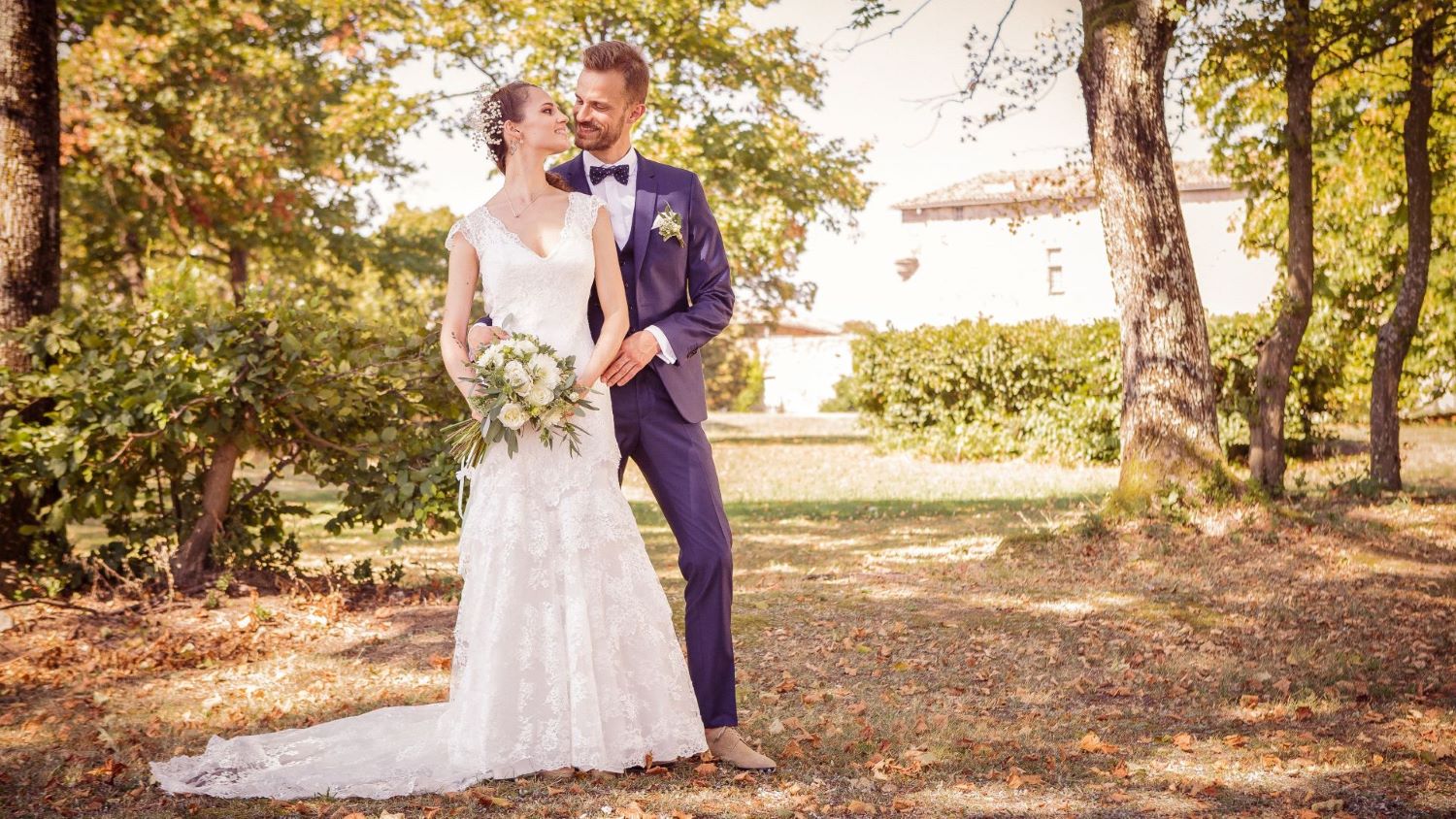 jeunes mariés amoureux  pendant la séance de couple dans le parc du prestigieux château de leur mariage bucolique près de Lyon